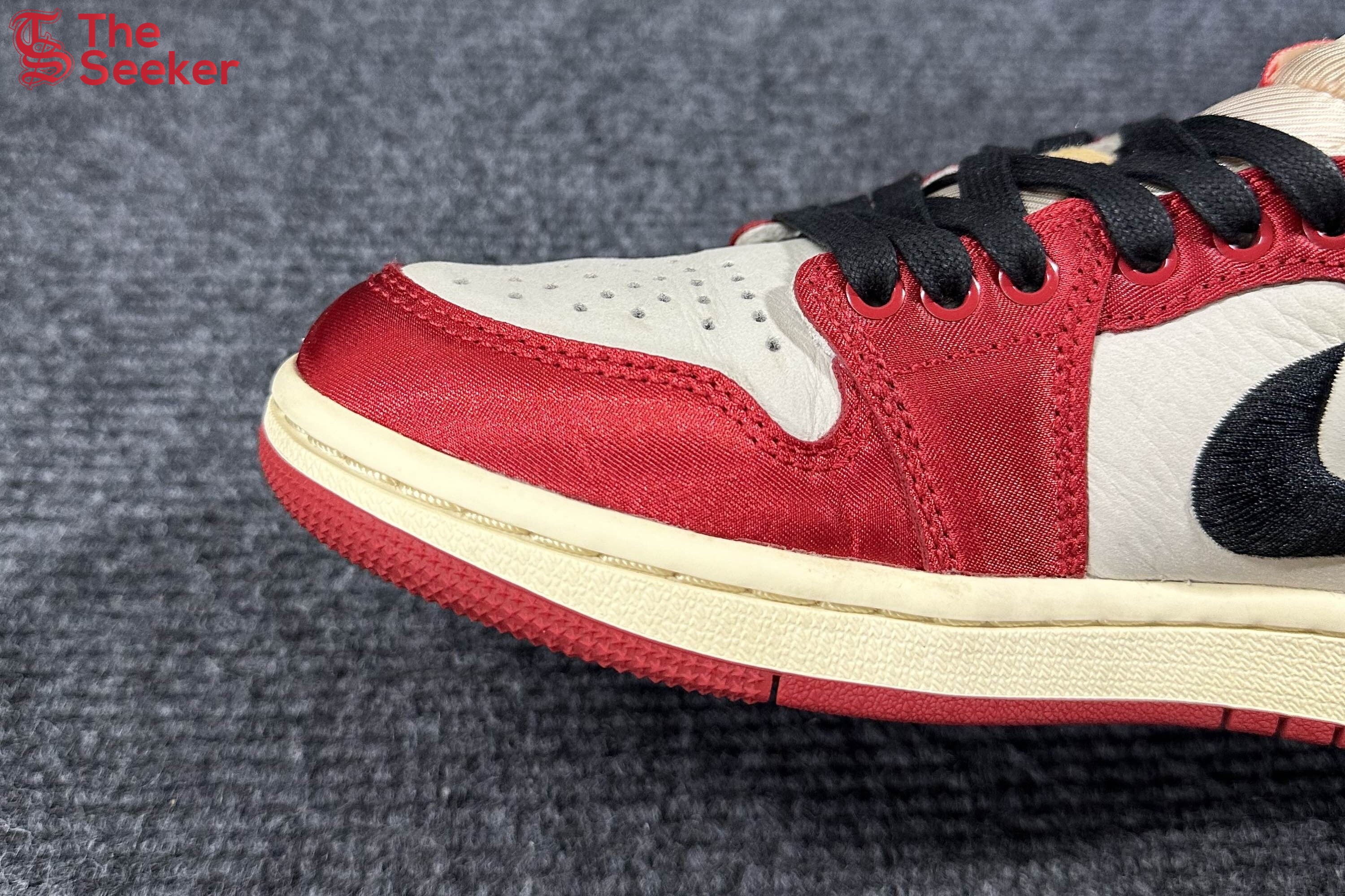 Jordan-1-Retro-Low-OG-Trophy-Room-Away-FN0432-100-7